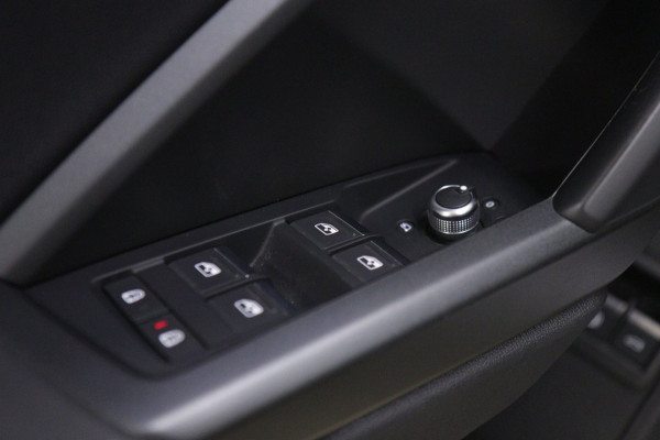 Audi Q3 45 TFSI e 3X S-Line /PANO/CARPLAY/KEYLES/STOELV/BOMVOL
