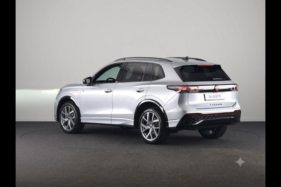 Volkswagen Tiguan 1.5 eHybrid R-Line Edition 204 pk Automaat (DSG) | Verlengde garantie | Navigatie | Trekhaak (wegklapbaar) | Parkeersensoren (Park assist) | Rondomzicht camera | Black Style pakket | R-Line |