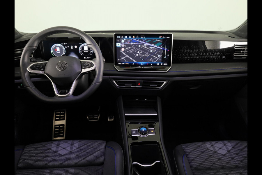 Volkswagen Tiguan 1.5 eHybrid R-Line Edition 204 pk Automaat (DSG) | Verlengde garantie | Navigatie | Trekhaak (wegklapbaar) | Parkeersensoren (Park assist) | Rondomzicht camera | Black Style pakket | R-Line |