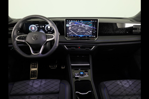 Volkswagen Tiguan 1.5 eHybrid R-Line Edition 204 pk Automaat (DSG) | Verlengde garantie | Navigatie | Trekhaak (wegklapbaar) | Parkeersensoren (Park assist) | Rondomzicht camera | Black Style pakket | R-Line |
