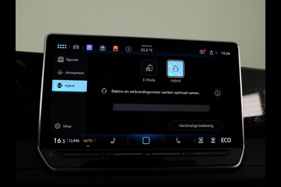 Volkswagen Tiguan 1.5 eHybrid R-Line Edition 204 pk Automaat (DSG) | Verlengde garantie | Navigatie | Trekhaak (wegklapbaar) | Parkeersensoren (Park assist) | Rondomzicht camera | Black Style pakket | R-Line |