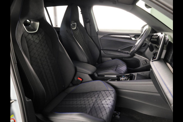 Volkswagen Tiguan 1.5 eHybrid R-Line Edition 204 pk Automaat (DSG) | Verlengde garantie | Navigatie | Trekhaak (wegklapbaar) | Parkeersensoren (Park assist) | Rondomzicht camera | Black Style pakket | R-Line |