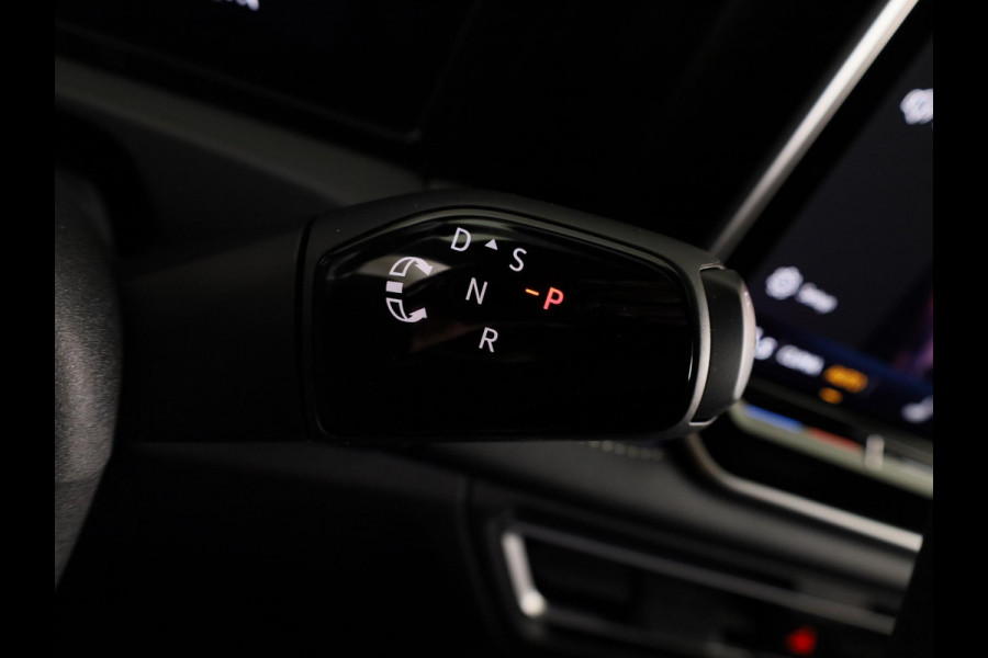 Volkswagen Tiguan 1.5 eHybrid R-Line Edition 204 pk Automaat (DSG) | Verlengde garantie | Navigatie | Trekhaak (wegklapbaar) | Parkeersensoren (Park assist) | Rondomzicht camera | Black Style pakket | R-Line |