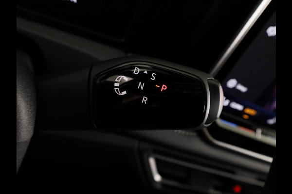 Volkswagen Tiguan 1.5 eHybrid R-Line Edition 204 pk Automaat (DSG) | Verlengde garantie | Navigatie | Trekhaak (wegklapbaar) | Parkeersensoren (Park assist) | Rondomzicht camera | Black Style pakket | R-Line |