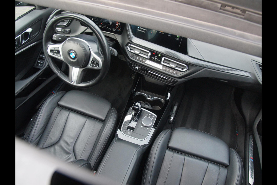 BMW 1-serie 118i Business Edition Plus | M-Pakket | Schaalstoelen | Panoramadak | Trekhaak | Camera | NL-Auto | 19Inch |