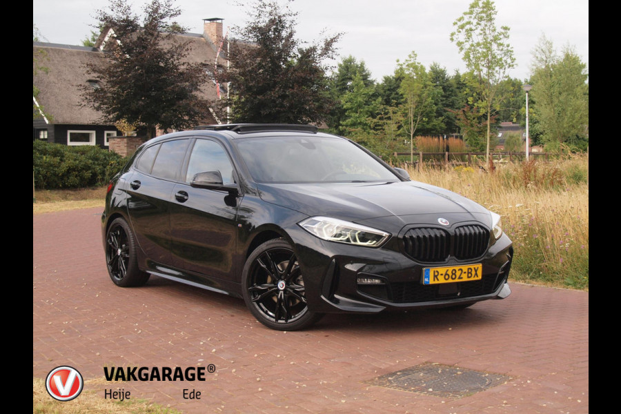 BMW 1-serie 118i Business Edition Plus | M-Pakket | Schaalstoelen | Panoramadak | Trekhaak | Camera | NL-Auto | 19Inch |