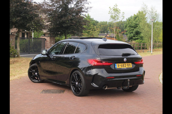 BMW 1-serie 118i Business Edition Plus | M-Pakket | Schaalstoelen | Panoramadak | Trekhaak | Camera | NL-Auto | 19Inch |