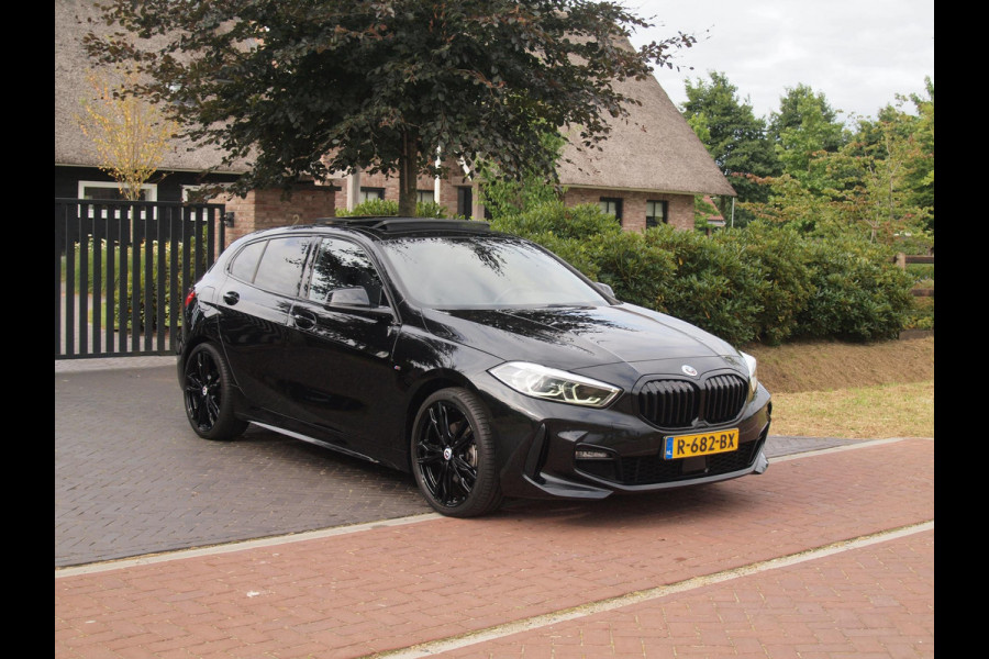 BMW 1-serie 118i Business Edition Plus | M-Pakket | Schaalstoelen | Panoramadak | Trekhaak | Camera | NL-Auto | 19Inch |