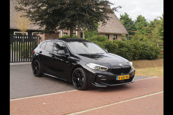 BMW 1-serie 118i Business Edition Plus | M-Pakket | Schaalstoelen | Panoramadak | Trekhaak | Camera | NL-Auto | 19Inch |