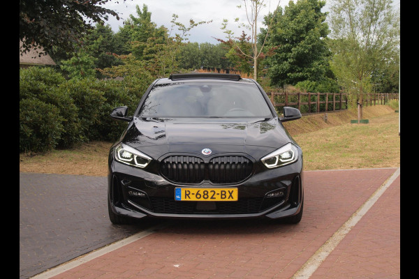 BMW 1-serie 118i Business Edition Plus | M-Pakket | Schaalstoelen | Panoramadak | Trekhaak | Camera | NL-Auto | 19Inch |