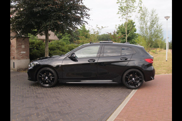 BMW 1-serie 118i Business Edition Plus | M-Pakket | Schaalstoelen | Panoramadak | Trekhaak | Camera | NL-Auto | 19Inch |