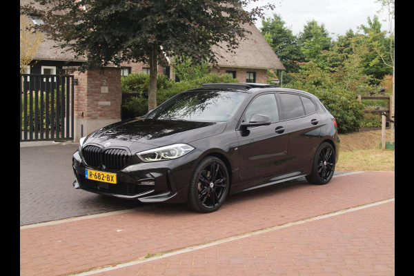 BMW 1-serie 118i Business Edition Plus | M-Pakket | Schaalstoelen | Panoramadak | Trekhaak | Camera | NL-Auto | 19Inch |