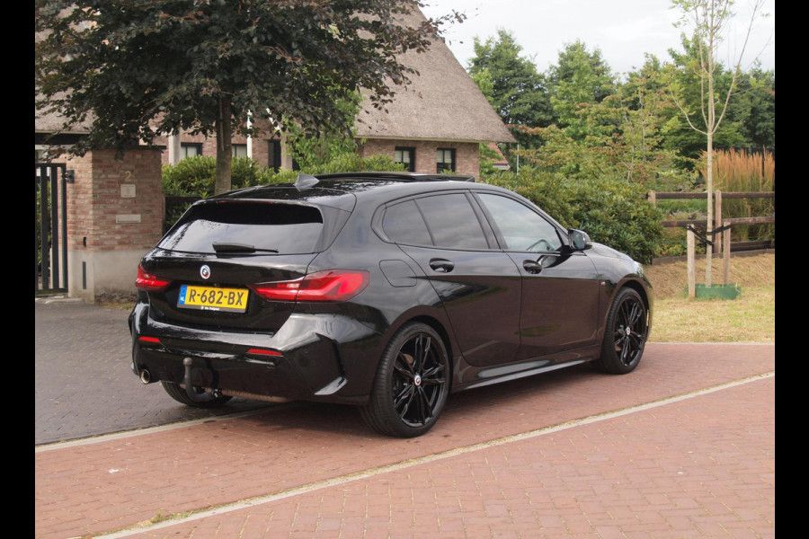 BMW 1-serie 118i Business Edition Plus | M-Pakket | Schaalstoelen | Panoramadak | Trekhaak | Camera | NL-Auto | 19Inch |