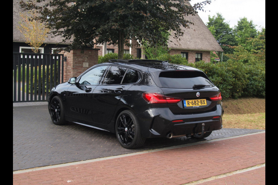 BMW 1-serie 118i Business Edition Plus | M-Pakket | Schaalstoelen | Panoramadak | Trekhaak | Camera | NL-Auto | 19Inch |