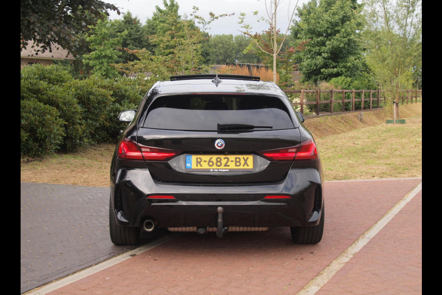 BMW 1-serie 118i Business Edition Plus | M-Pakket | Schaalstoelen | Panoramadak | Trekhaak | Camera | NL-Auto | 19Inch |