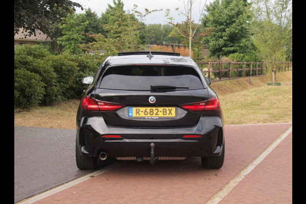 BMW 1-serie 118i Business Edition Plus | M-Pakket | Schaalstoelen | Panoramadak | Trekhaak | Camera | NL-Auto | 19Inch |
