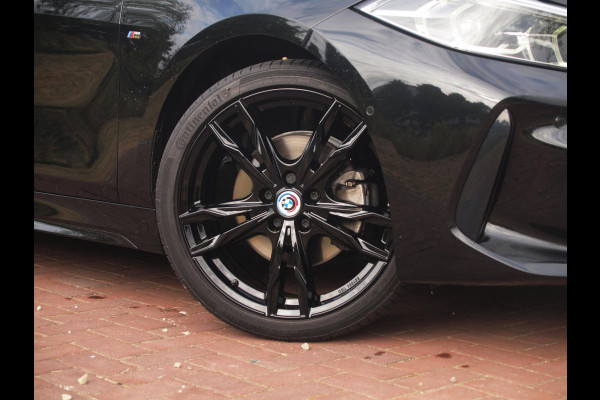 BMW 1-serie 118i Business Edition Plus | M-Pakket | Schaalstoelen | Panoramadak | Trekhaak | Camera | NL-Auto | 19Inch |
