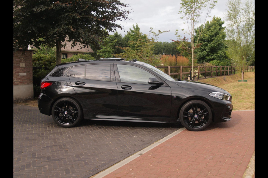 BMW 1-serie 118i Business Edition Plus | M-Pakket | Schaalstoelen | Panoramadak | Trekhaak | Camera | NL-Auto | 19Inch |