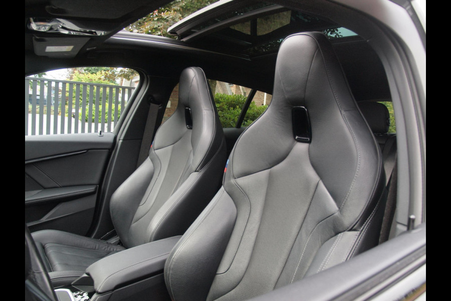 BMW 1-serie 118i Business Edition Plus | M-Pakket | Schaalstoelen | Panoramadak | Trekhaak | Camera | NL-Auto | 19Inch |