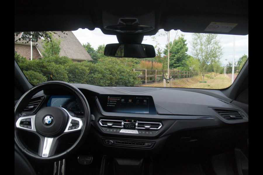 BMW 1-serie 118i Business Edition Plus | M-Pakket | Schaalstoelen | Panoramadak | Trekhaak | Camera | NL-Auto | 19Inch |