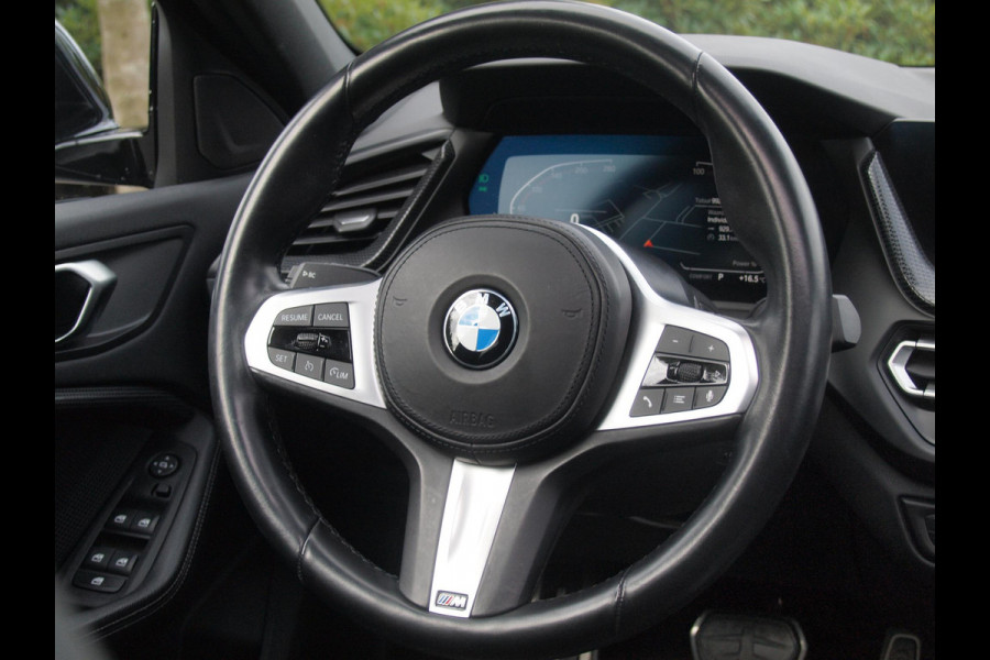 BMW 1-serie 118i Business Edition Plus | M-Pakket | Schaalstoelen | Panoramadak | Trekhaak | Camera | NL-Auto | 19Inch |