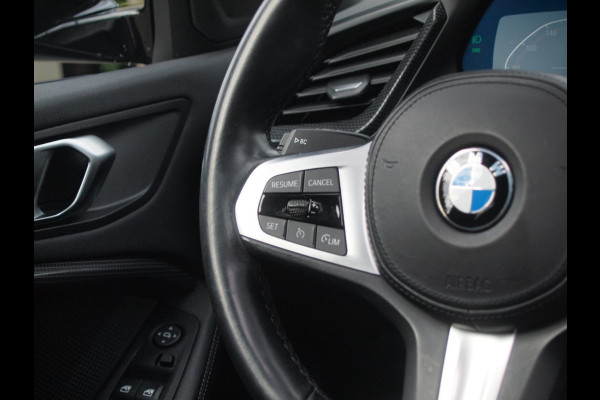 BMW 1-serie 118i Business Edition Plus | M-Pakket | Schaalstoelen | Panoramadak | Trekhaak | Camera | NL-Auto | 19Inch |