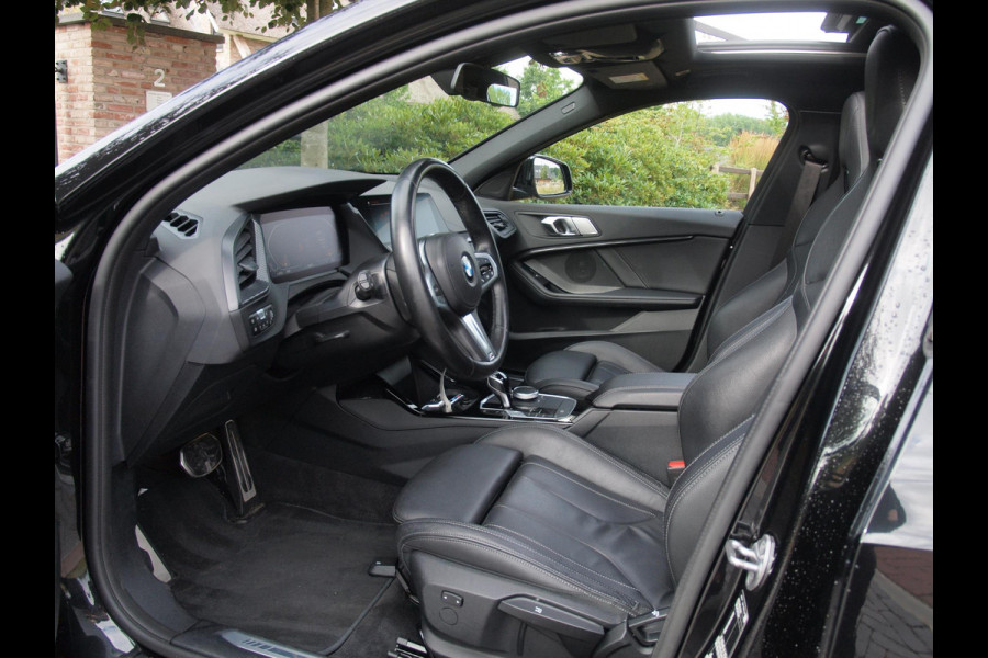 BMW 1-serie 118i Business Edition Plus | M-Pakket | Schaalstoelen | Panoramadak | Trekhaak | Camera | NL-Auto | 19Inch |