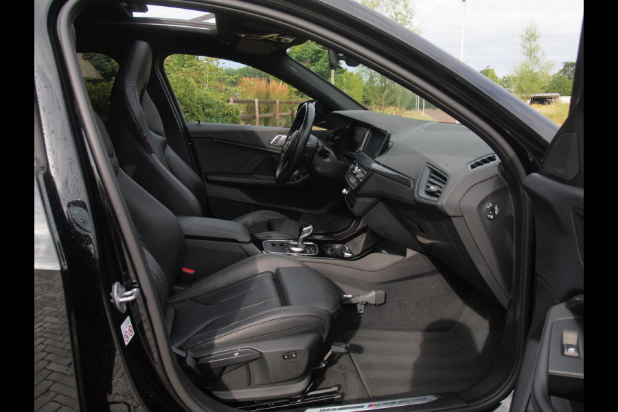 BMW 1-serie 118i Business Edition Plus | M-Pakket | Schaalstoelen | Panoramadak | Trekhaak | Camera | NL-Auto | 19Inch |