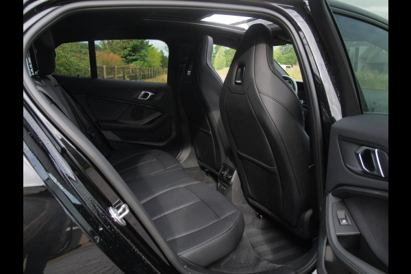 BMW 1-serie 118i Business Edition Plus | M-Pakket | Schaalstoelen | Panoramadak | Trekhaak | Camera | NL-Auto | 19Inch |