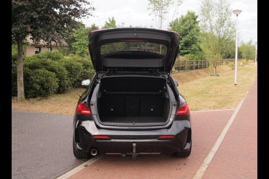 BMW 1-serie 118i Business Edition Plus | M-Pakket | Schaalstoelen | Panoramadak | Trekhaak | Camera | NL-Auto | 19Inch |