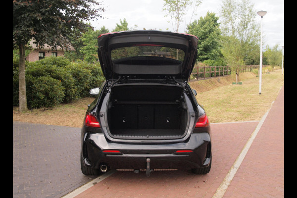 BMW 1-serie 118i Business Edition Plus | M-Pakket | Schaalstoelen | Panoramadak | Trekhaak | Camera | NL-Auto | 19Inch |