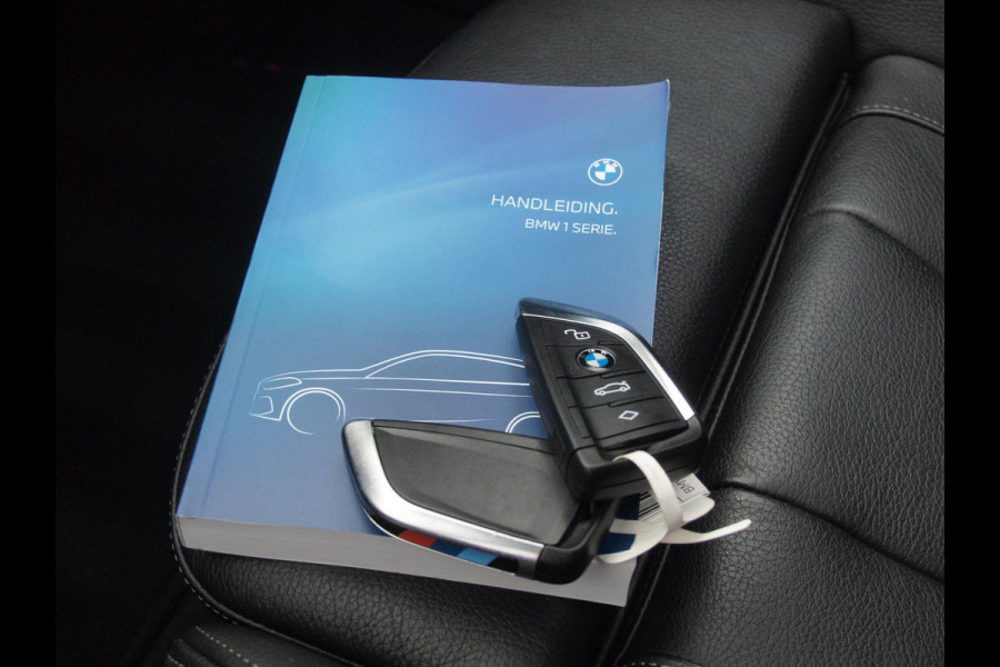 BMW 1-serie 118i Business Edition Plus | M-Pakket | Schaalstoelen | Panoramadak | Trekhaak | Camera | NL-Auto | 19Inch |
