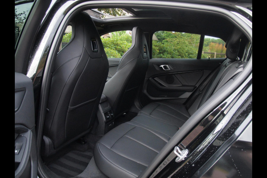 BMW 1-serie 118i Business Edition Plus | M-Pakket | Schaalstoelen | Panoramadak | Trekhaak | Camera | NL-Auto | 19Inch |