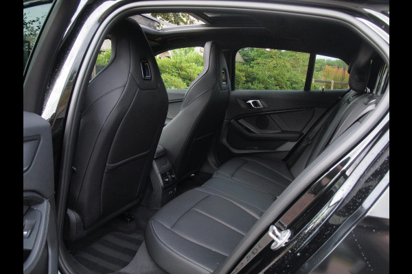 BMW 1-serie 118i Business Edition Plus | M-Pakket | Schaalstoelen | Panoramadak | Trekhaak | Camera | NL-Auto | 19Inch |