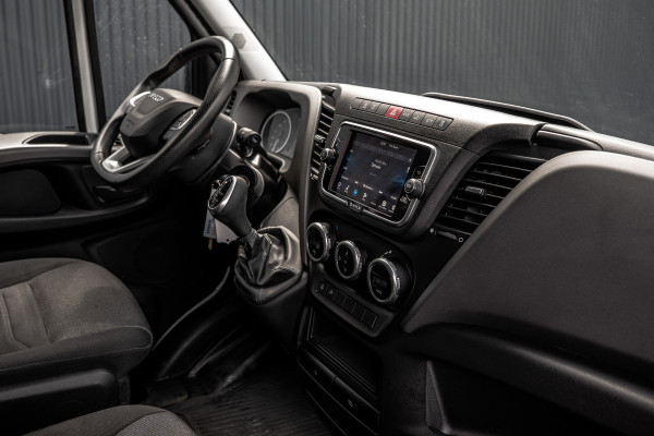 Iveco Daily 35S18 175 PK 3.0 Liter! | Automaat | 3.500 KG trekgewicht | Camera | Cruise | Airco | Trekhaak | 3-Zits