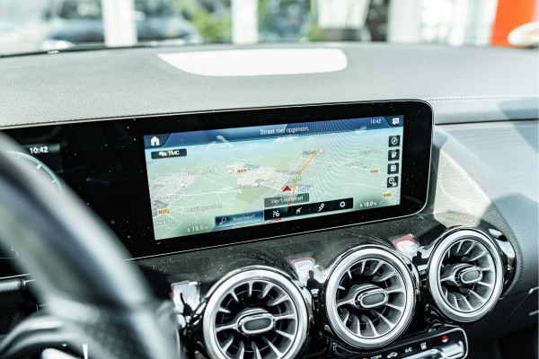 Mercedes-Benz EQA 250 AMG Line 67 kWh | Pano | Apple Carplay |