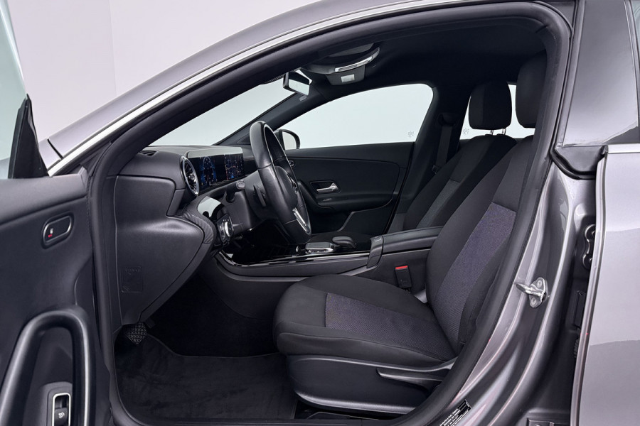 Mercedes-Benz CLA-Klasse 180 Business Line (STOELVERWARMING, NAVIGATIE, CAMERA, PARKEERSENSOREN)