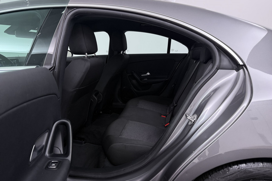 Mercedes-Benz CLA-Klasse 180 Business Line (STOELVERWARMING, NAVIGATIE, CAMERA, PARKEERSENSOREN)
