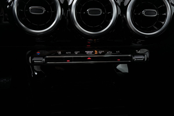 Mercedes-Benz CLA-Klasse 180 Business Line (STOELVERWARMING, NAVIGATIE, CAMERA, PARKEERSENSOREN)
