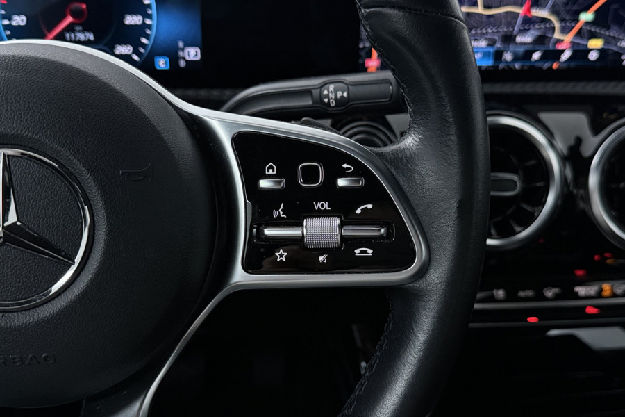 Mercedes-Benz CLA-Klasse 180 Business Line (STOELVERWARMING, NAVIGATIE, CAMERA, PARKEERSENSOREN)