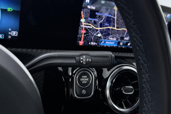 Mercedes-Benz CLA-Klasse 180 Business Line (STOELVERWARMING, NAVIGATIE, CAMERA, PARKEERSENSOREN)
