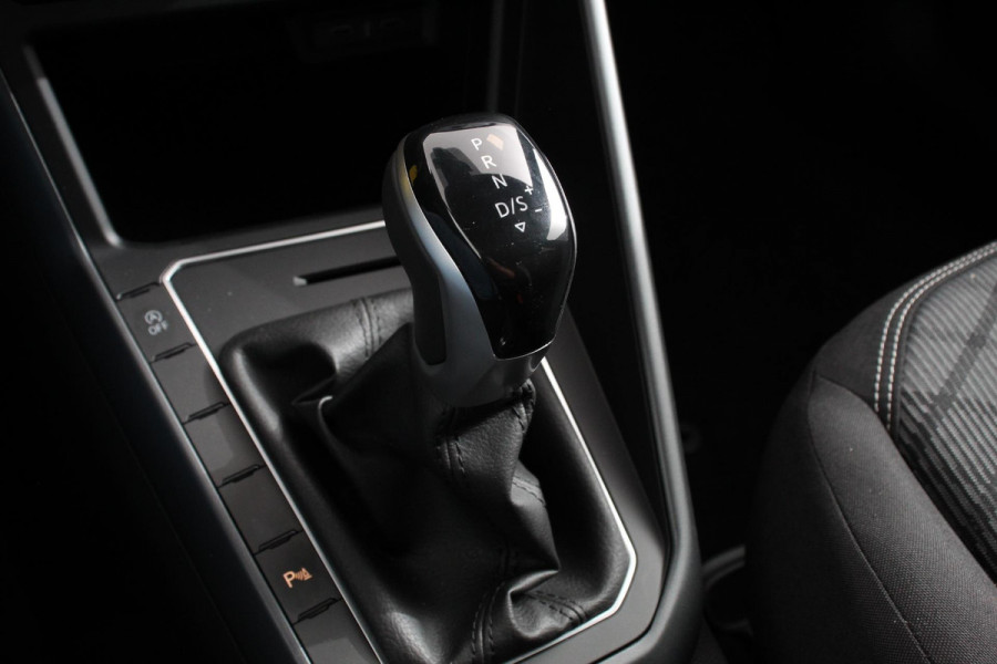 Volkswagen Polo 1.0 TSI DSG R-Line Panorama dak Navigatie App Connect Climate Control Parkeer sensoren Camera Cruise control adaptive Lichtmetalen velgen
