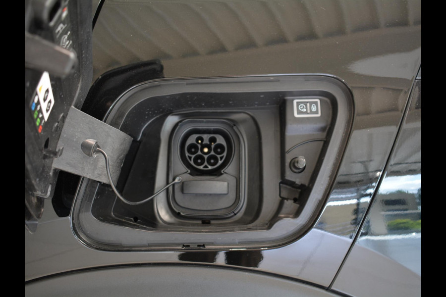 Peugeot e-2008 EV GT 50 kWh | Apple CarPlay / Android Auto | Keyless Entry | Parkeersensoren voor en achter |