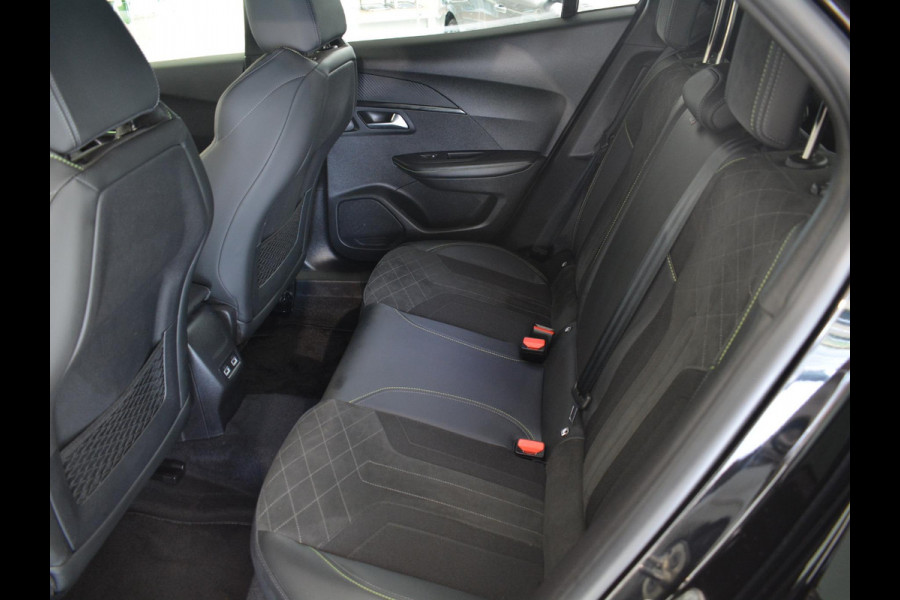 Peugeot e-2008 EV GT 50 kWh | Apple CarPlay / Android Auto | Keyless Entry | Parkeersensoren voor en achter |