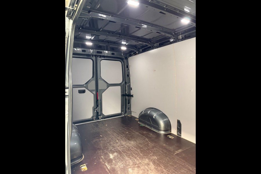 Volkswagen Crafter Automaat DSG 35 2.0 TDI 177pk euro6 L3H2 oude L2H1 Highline, Trekhaak 3000kg, RIJKLAARPRIJS Nederlandse Bus!