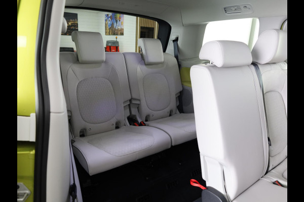 Volkswagen ID. Buzz Pro 86 kWh LWB 7p. 286 pk | SoH 96,36% |Navigatie | Panoramadak | Trekhaak (wegklapbaar) | Parkeersensoren (Park assist) | Rondomzicht camera | Elektr. schuifdeuren | Stoelverwarming |