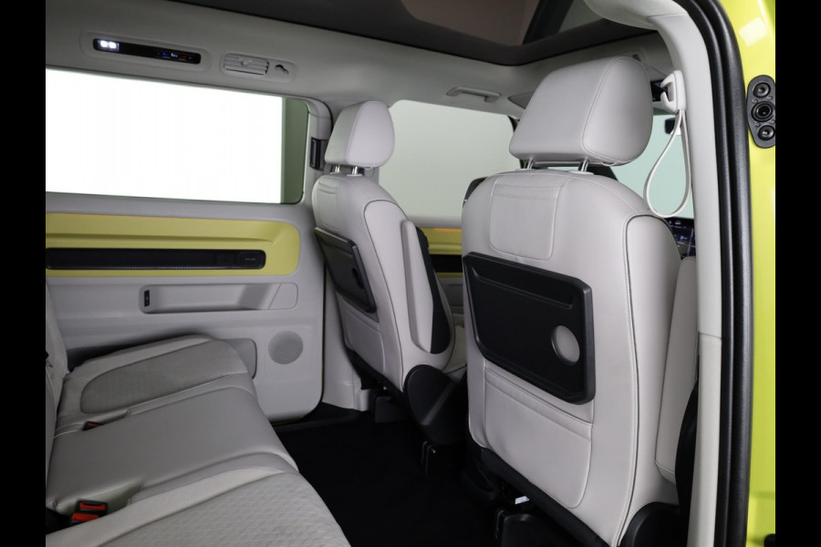 Volkswagen ID. Buzz Pro 86 kWh LWB 7p. 286 pk | SoH 96,36% |Navigatie | Panoramadak | Trekhaak (wegklapbaar) | Parkeersensoren (Park assist) | Rondomzicht camera | Elektr. schuifdeuren | Stoelverwarming |