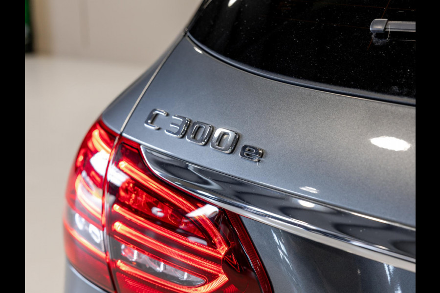 Mercedes-Benz C-Klasse Estate 300 e Business Solution AMG / 320pk / Panorama dak / Trekhaak / Multibeam /