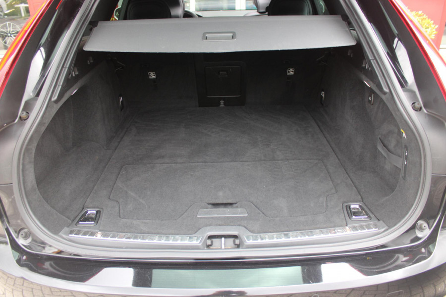 Volvo V90 2.0 T4 190PK R-Design | PANORAMISCH SCHUIF/KANTEL DAK | HARMAN KARDON PREMIUM AUDIO | ELEKTRSICHE VOORSTOELEN MET GEHEUGEN FUNCTIE | STOEL/STUUR VERWARMING | ACHTERBANK VERWARMING | HEAD-UP DISPLAY | MISTLAMPEN VOOR | KEYLESS ENTRY / START | APPLE CARPLAY | ADROID AUTO | ELEKTRISCH BEDIENBARE ACHTERKLEP | ACHTERUITRIJCAMERA | STANDKACHEL |