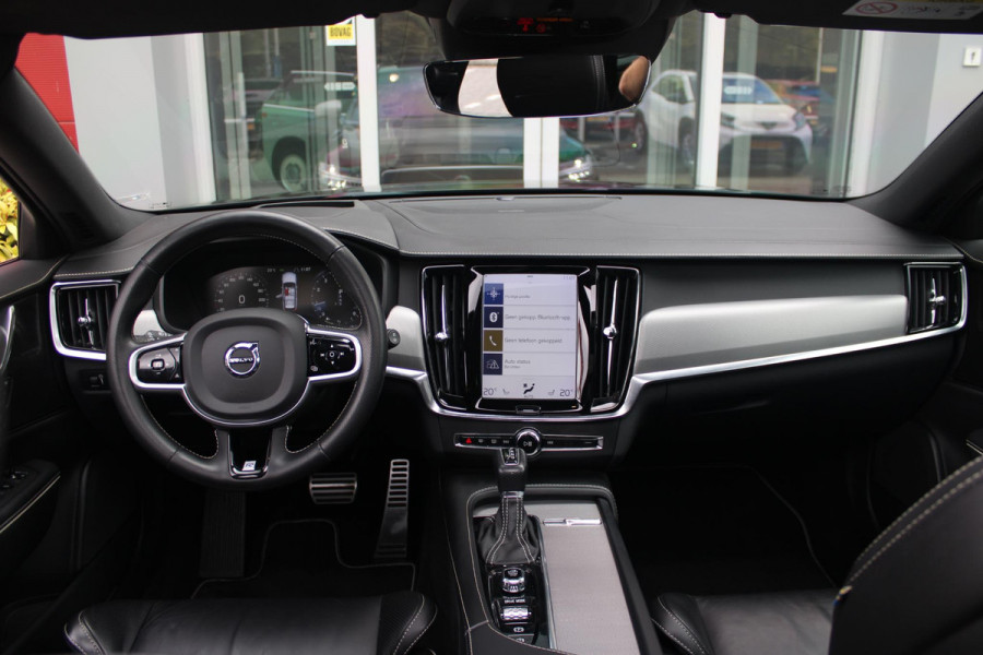 Volvo V90 2.0 T4 190PK R-Design | PANORAMISCH SCHUIF/KANTEL DAK | HARMAN KARDON PREMIUM AUDIO | ELEKTRSICHE VOORSTOELEN MET GEHEUGEN FUNCTIE | STOEL/STUUR VERWARMING | ACHTERBANK VERWARMING | HEAD-UP DISPLAY | MISTLAMPEN VOOR | KEYLESS ENTRY / START | APPLE CARPLAY | ADROID AUTO | ELEKTRISCH BEDIENBARE ACHTERKLEP | ACHTERUITRIJCAMERA | STANDKACHEL |